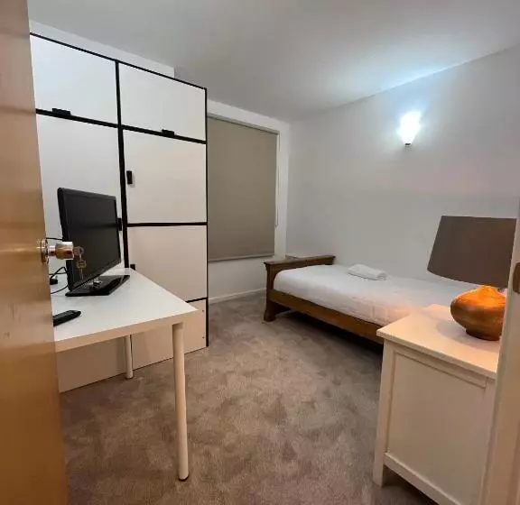 ペンション Room With Private Bathroom Royal Victoria Excel O2 Arena London