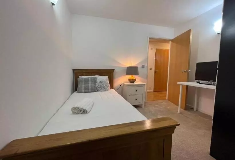 ペンション Room With Private Bathroom Royal Victoria Excel O2 Arena London