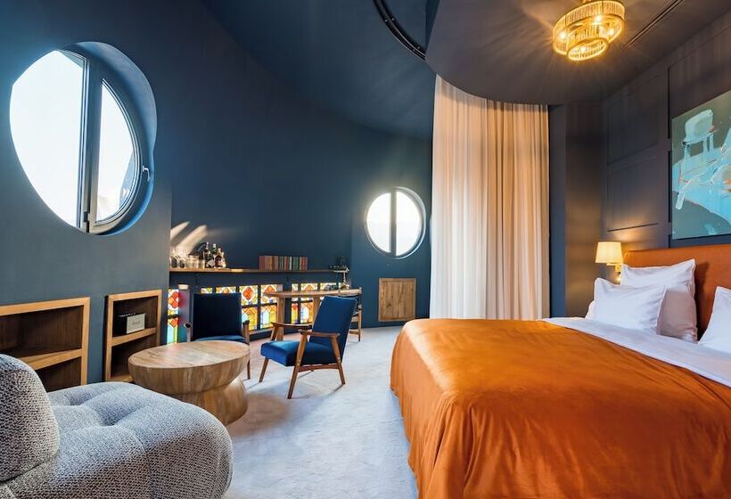 Zorba&bond Hotel On The 8th