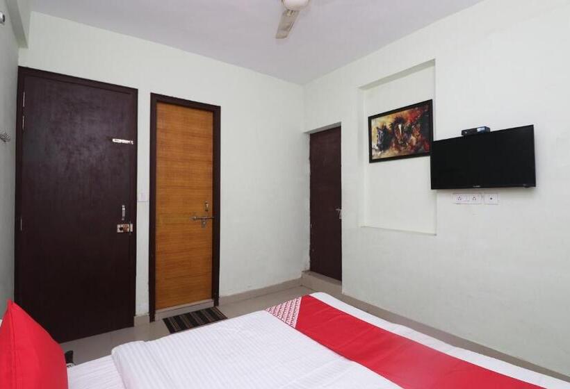 هتل Oyo Chaitenya Home Stay
