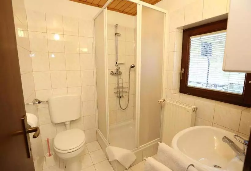 تختخواب و صبحانه Accommodation Resman