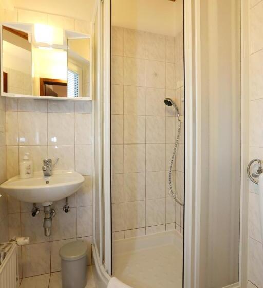 تختخواب و صبحانه Accommodation Resman