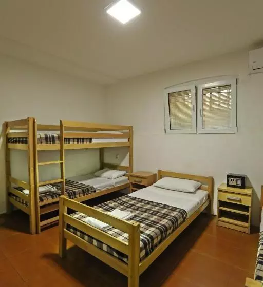 Hostel 42