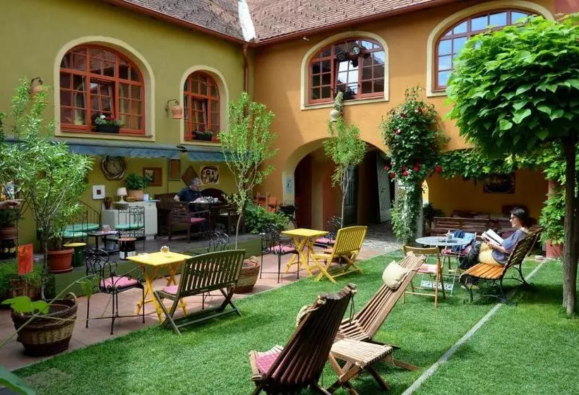 تختخواب و صبحانه Muzikafe   Home Of Culture