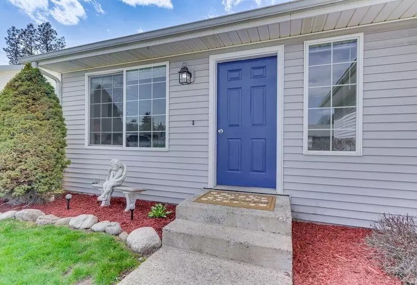 Charming Home W/ Patio: 3 Mi To Hayden Lake!