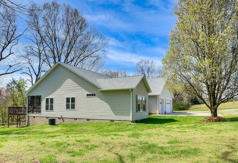 Bright & Elegant Home In High Point W/ Deck!