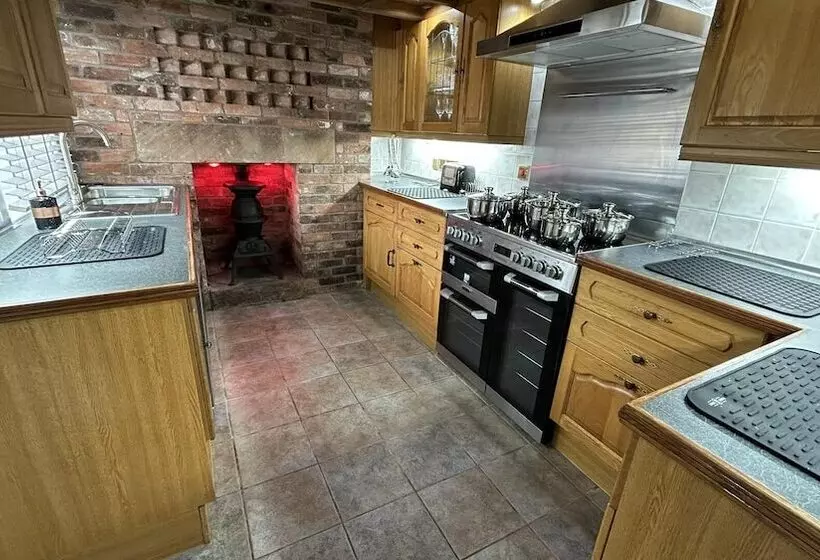 3 Bed Cottage Alton Towers Chatsworth Polars Peaks