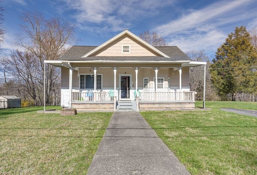 Charming Fayetteville Home W/ Deck & Grill!