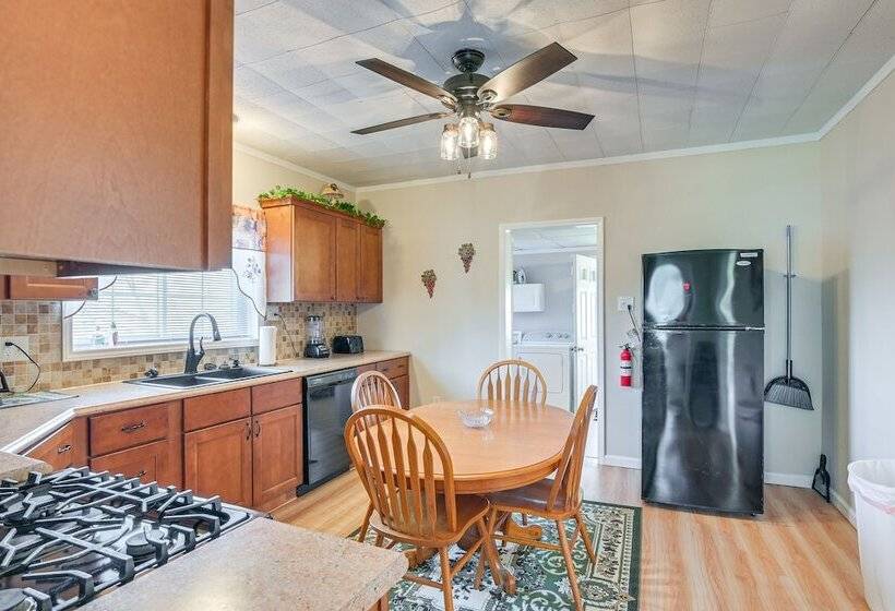 Charming Fayetteville Home W/ Deck & Grill!