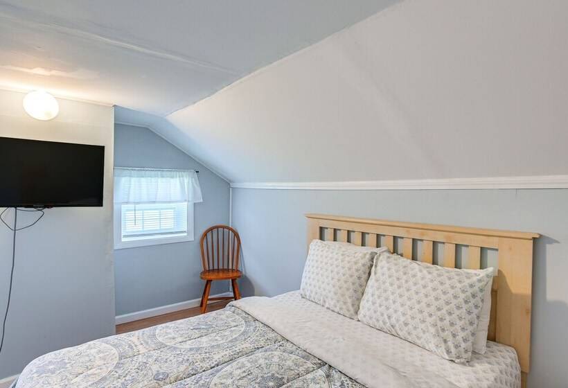 Charming Fayetteville Home W/ Deck & Grill!