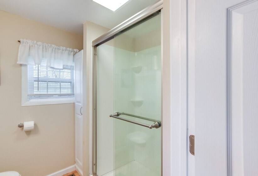 Charming Fayetteville Home W/ Deck & Grill!