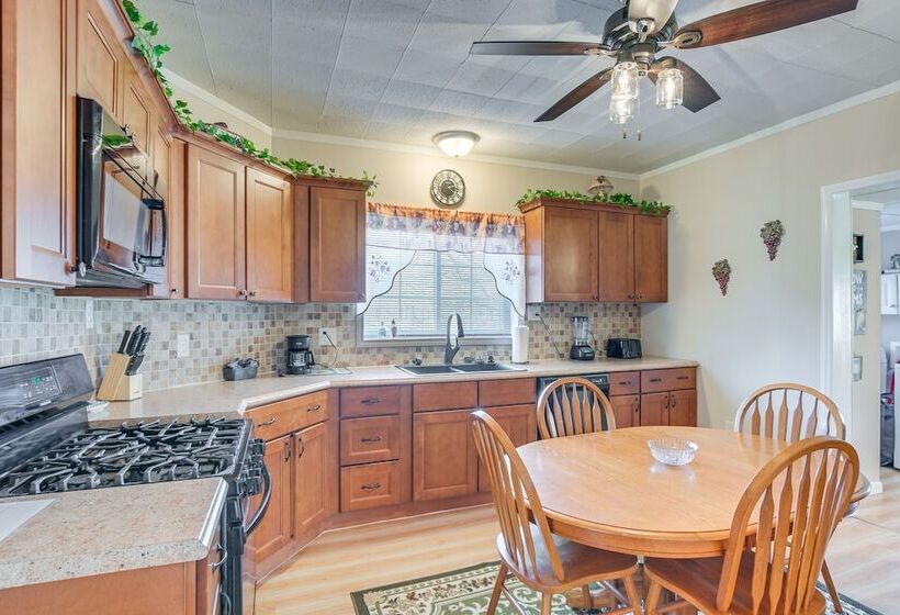 Charming Fayetteville Home W/ Deck & Grill!