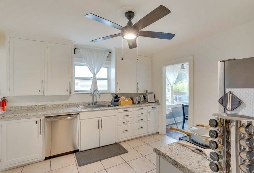 Charming Tacoma Vacation Rental: 2 Mi To Downtown!