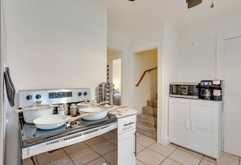 Charming Tacoma Vacation Rental: 2 Mi To Downtown!