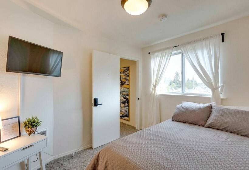 Charming Tacoma Vacation Rental: 2 Mi To Downtown!