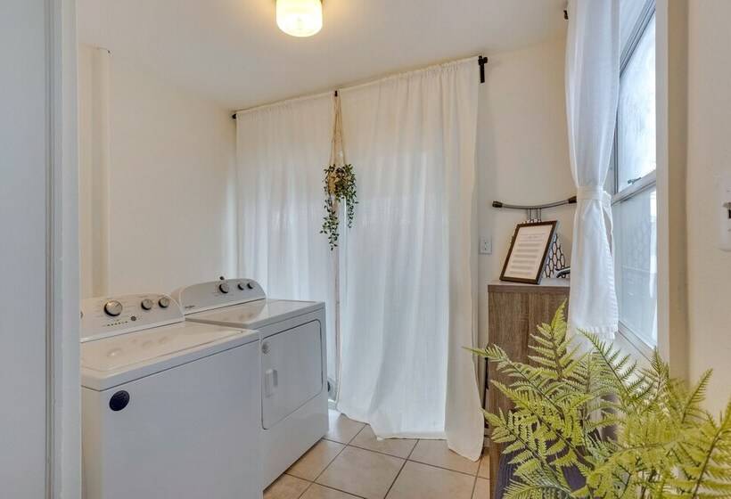 Charming Tacoma Vacation Rental: 2 Mi To Downtown!