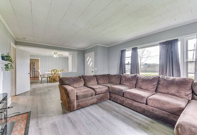 Cozy Charlotte Home W/ Fire Pit ~ 6 Mi To Uptown!