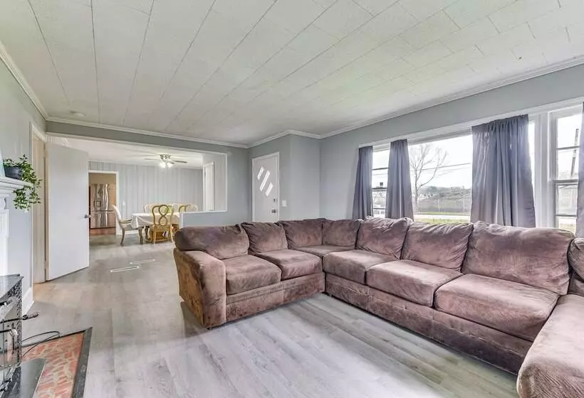 Cozy Charlotte Home W/ Fire Pit ~ 6 Mi To Uptown!