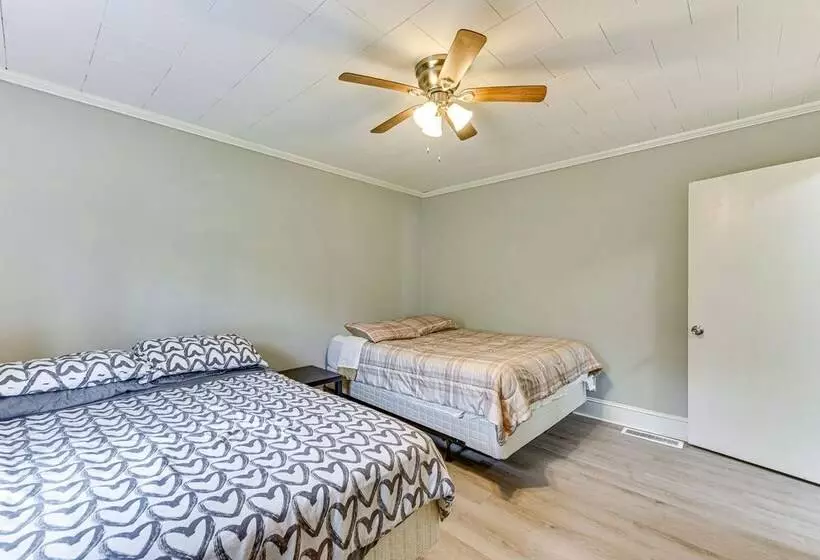 Cozy Charlotte Home W/ Fire Pit ~ 6 Mi To Uptown!