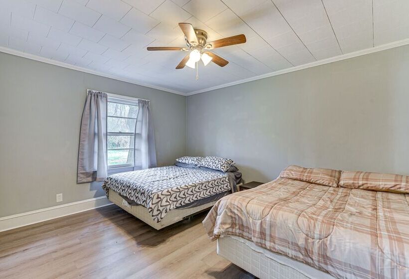 Cozy Charlotte Home W/ Fire Pit ~ 6 Mi To Uptown!