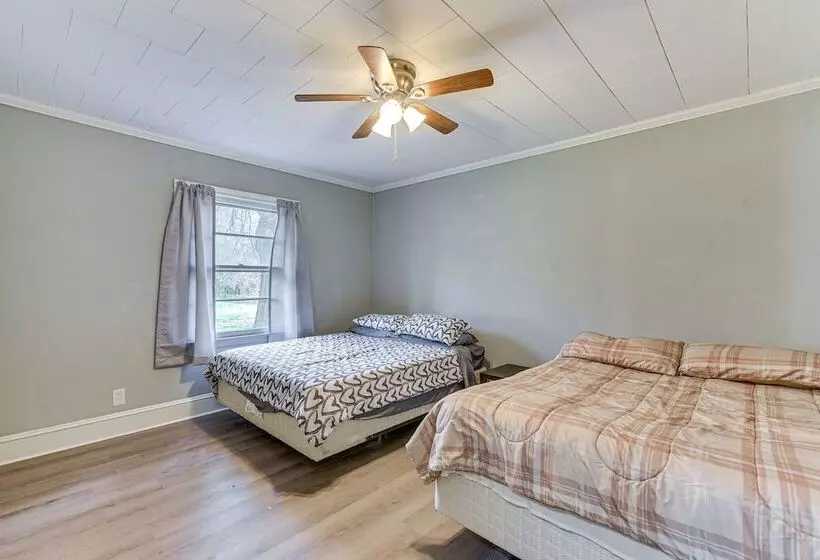 Cozy Charlotte Home W/ Fire Pit ~ 6 Mi To Uptown!