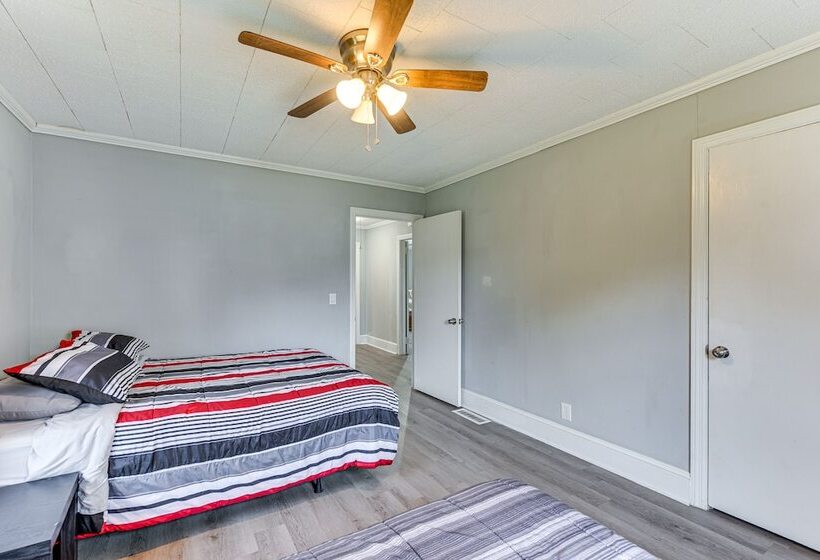 Cozy Charlotte Home W/ Fire Pit ~ 6 Mi To Uptown!