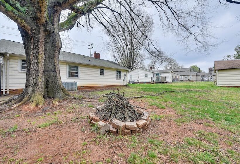 Cozy Charlotte Home W/ Fire Pit ~ 6 Mi To Uptown!