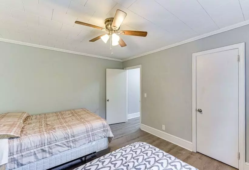 Cozy Charlotte Home W/ Fire Pit ~ 6 Mi To Uptown!