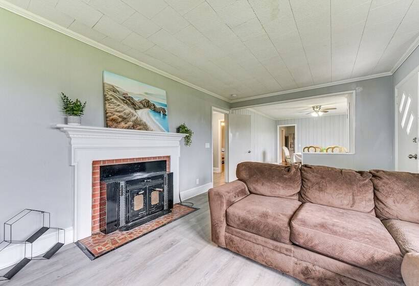 Cozy Charlotte Home W/ Fire Pit ~ 6 Mi To Uptown!