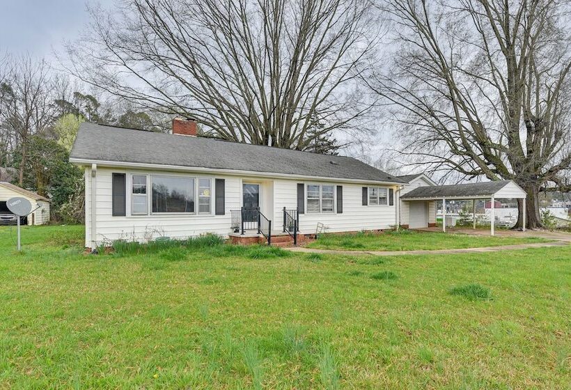 Cozy Charlotte Home W/ Fire Pit ~ 6 Mi To Uptown!