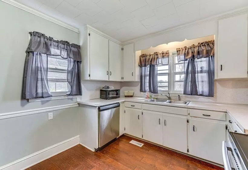 Cozy Charlotte Home W/ Fire Pit ~ 6 Mi To Uptown!