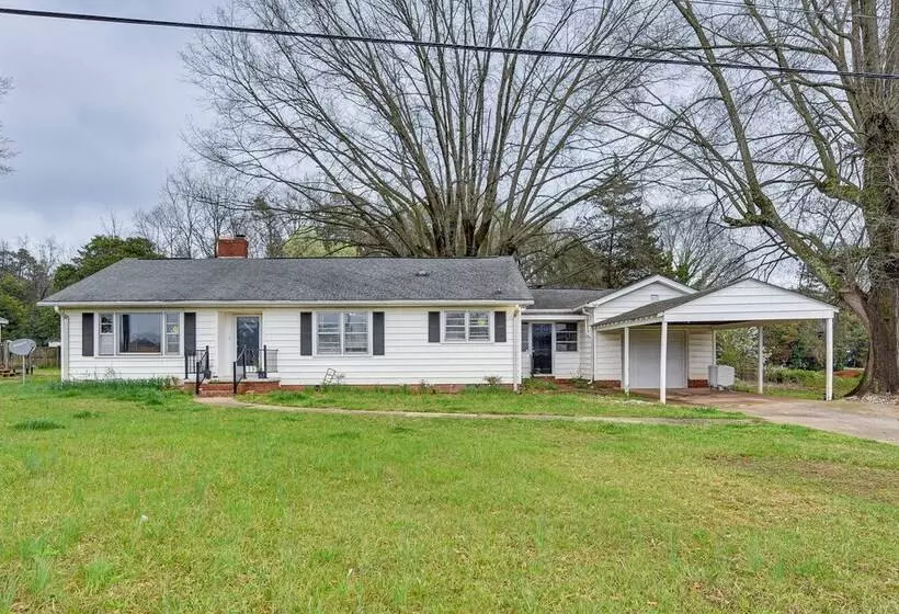 Cozy Charlotte Home W/ Fire Pit ~ 6 Mi To Uptown!