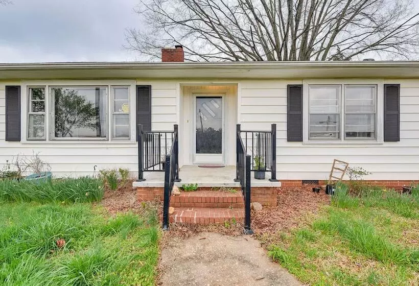 Cozy Charlotte Home W/ Fire Pit ~ 6 Mi To Uptown!