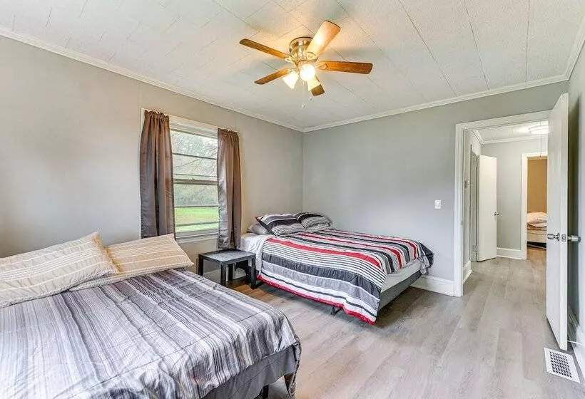 Cozy Charlotte Home W/ Fire Pit ~ 6 Mi To Uptown!