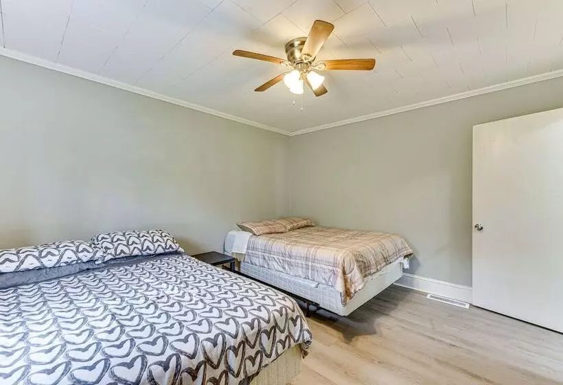 Cozy Charlotte Home W/ Fire Pit ~ 6 Mi To Uptown!