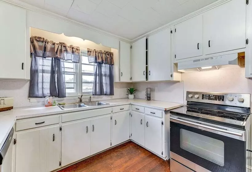 Cozy Charlotte Home W/ Fire Pit ~ 6 Mi To Uptown!