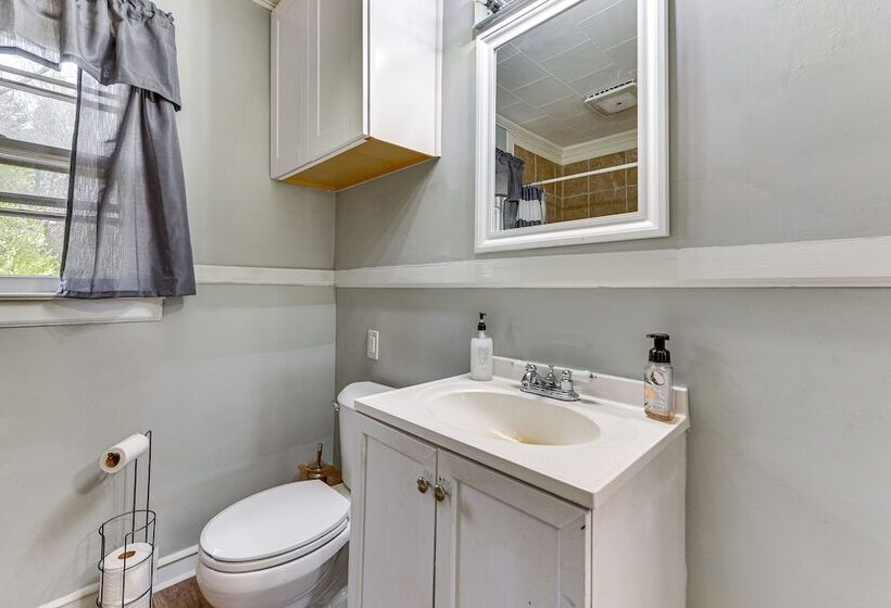 Cozy Charlotte Home W/ Fire Pit ~ 6 Mi To Uptown!