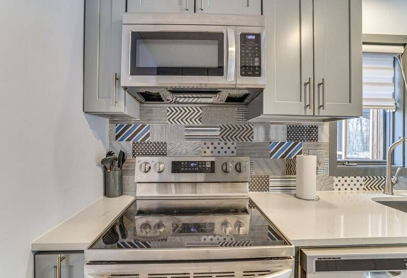 Hot Tub & Game Room: Poconos Home Near Hiking