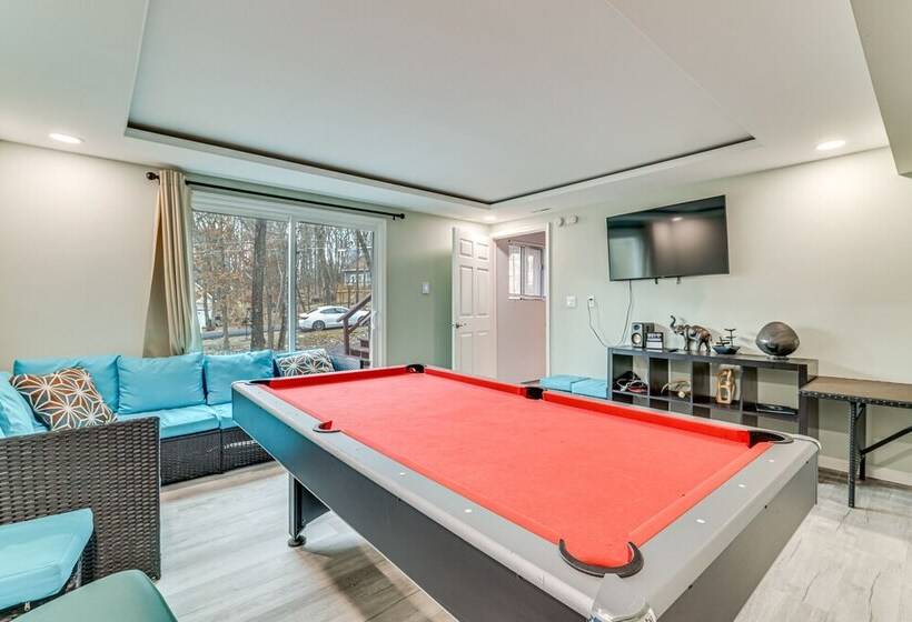 Hot Tub & Game Room: Poconos Home Near Hiking