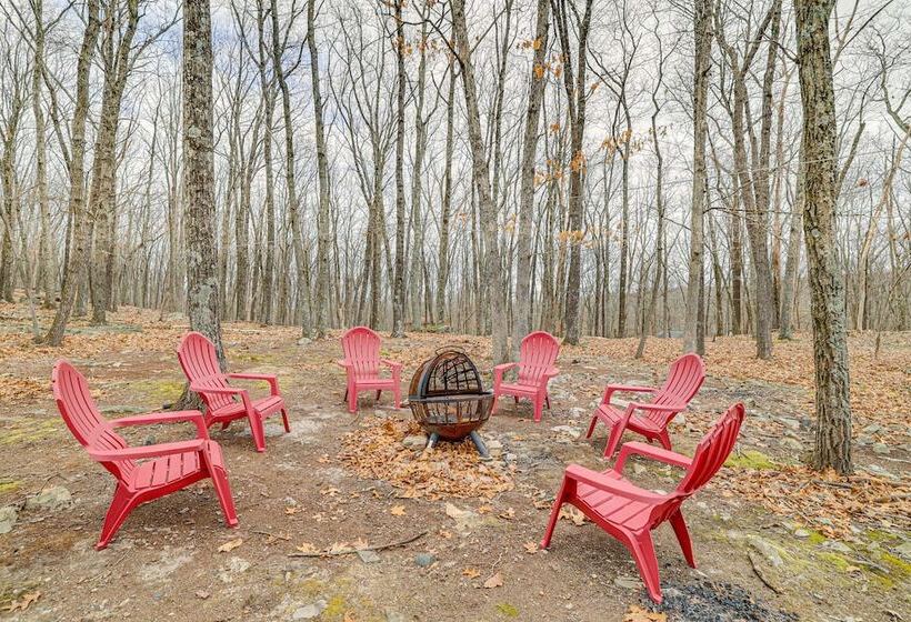 Hot Tub & Game Room: Poconos Home Near Hiking