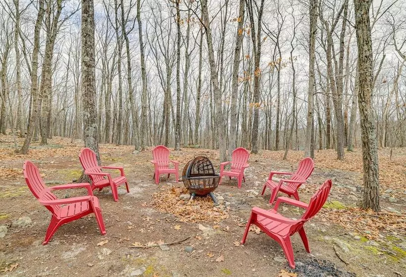 Hot Tub & Game Room: Poconos Home Near Hiking