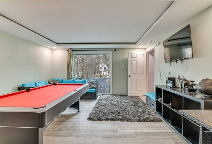 Hot Tub & Game Room: Poconos Home Near Hiking