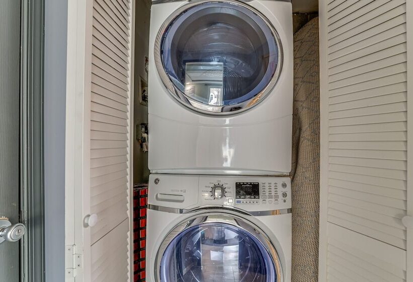 Hot Tub & Game Room: Poconos Home Near Hiking