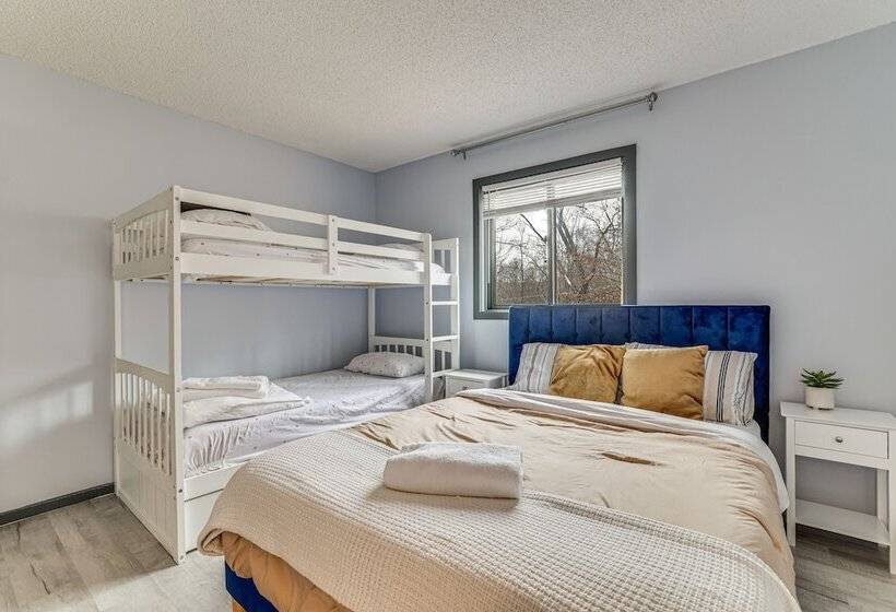 Hot Tub & Game Room: Poconos Home Near Hiking