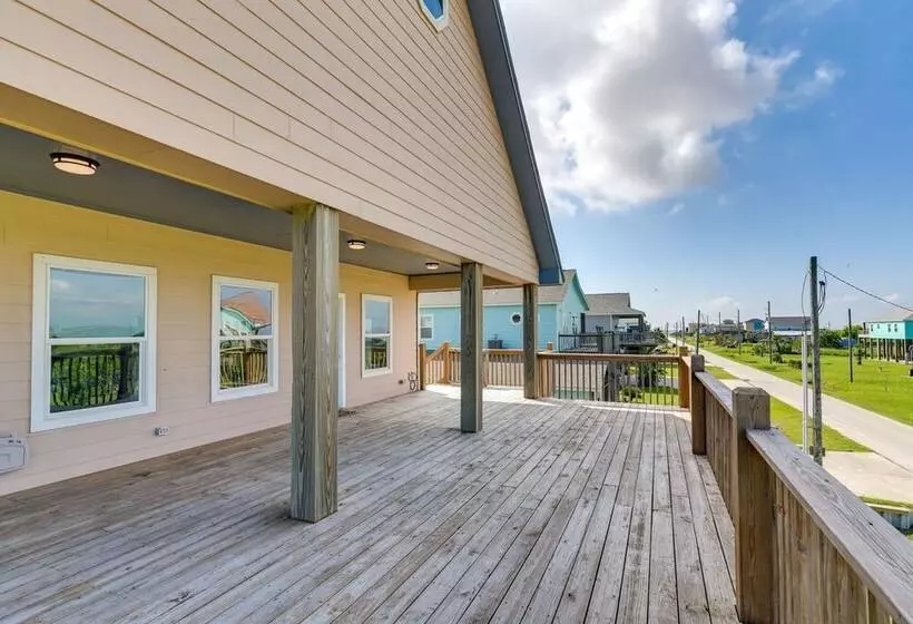 Family Retreat W/ Deck   Walk To Crystal Beach!