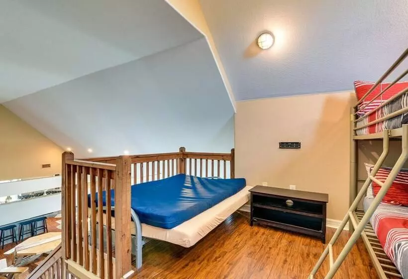 Family Retreat W/ Deck   Walk To Crystal Beach!