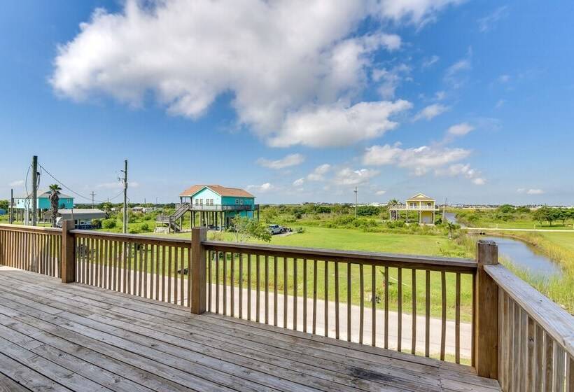 Family Retreat W/ Deck   Walk To Crystal Beach!