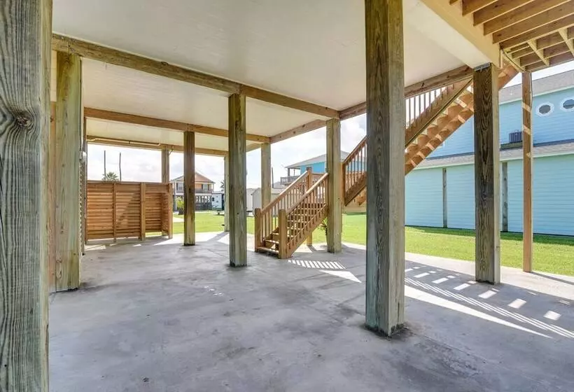 Family Retreat W/ Deck   Walk To Crystal Beach!