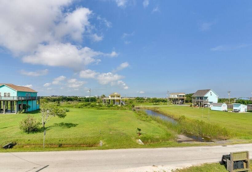 Family Retreat W/ Deck   Walk To Crystal Beach!