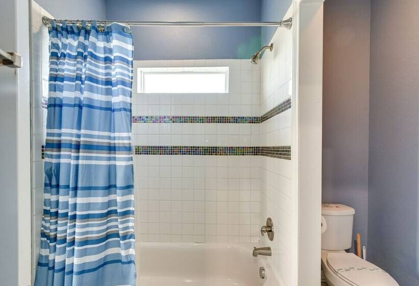 Family Retreat W/ Deck   Walk To Crystal Beach!